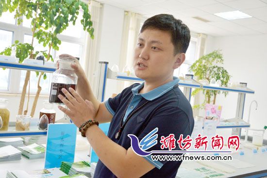 王曉凱正在介紹“旱地寶”的優(yōu)勢(shì)。